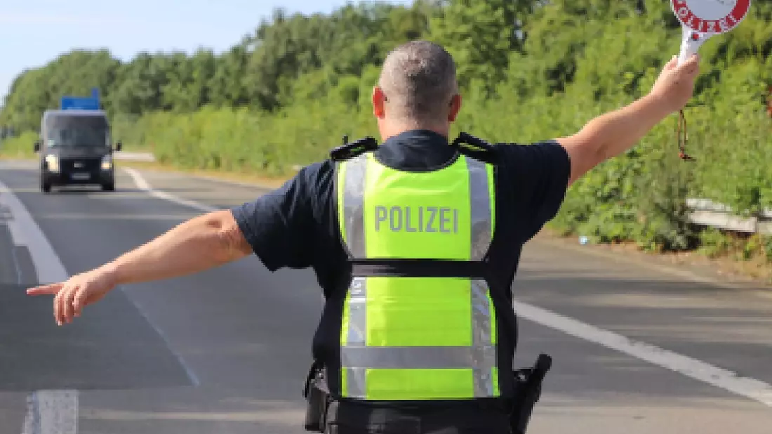 POL-UN: Kreis Unna - Kreispolizeibehörde Unna beteiligt sich an landesweiter Kontrollaktion: Überwachung des gewerblichen Personen- und Güterverkehrs auf B 233 bei Fröndenberg - Bild: presseportal.de