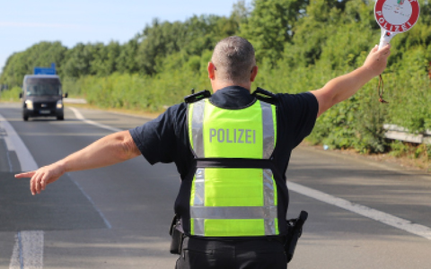 POL-UN: Kreis Unna - Kreispolizeibehörde Unna beteiligt sich an landesweiter Kontrollaktion: Überwachung des gewerblichen Personen- und Güterverkehrs auf B 233 bei Fröndenberg - Foto: presseportal.de