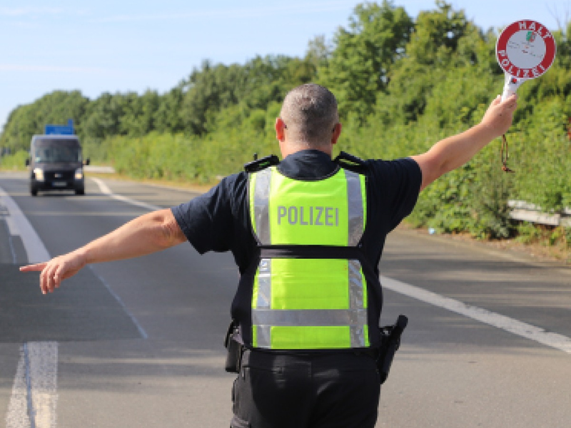 POL-UN: Kreis Unna - Kreispolizeibehörde Unna beteiligt sich an landesweiter Kontrollaktion: Überwachung des gewerblichen Personen- und Güterverkehrs auf B 233 bei Fröndenberg - Foto: presseportal.de