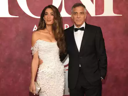 Amal und George Clooney öffnen ihre Luxusvilla am Comer See für einige Großspender. (Archivbild) - Foto: Evan Agostini/Invision/dpa
