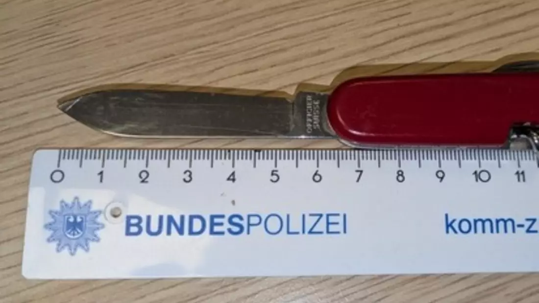 BPOL-FL: PI - Gemeinsame Kontrolle im Bahnhof- Haftbefehle vollstreckt; Messer sichergestellt - Bild: presseportal.de