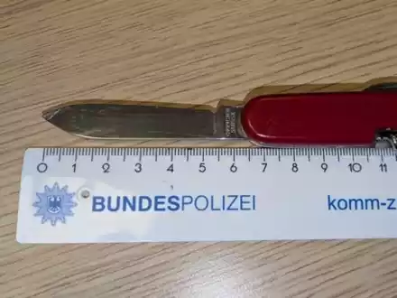 BPOL-FL: PI - Gemeinsame Kontrolle im Bahnhof- Haftbefehle vollstreckt; Messer sichergestellt - Foto: presseportal.de