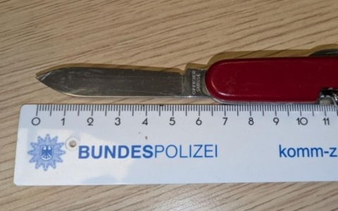BPOL-FL: PI - Gemeinsame Kontrolle im Bahnhof- Haftbefehle vollstreckt; Messer sichergestellt - Foto: presseportal.de BPOL-FL: PI - Gemeinsame Kontrolle im Bahnhof- Haftbefehle vollstreckt; Messer sichergestellt - Foto: presseportal.de