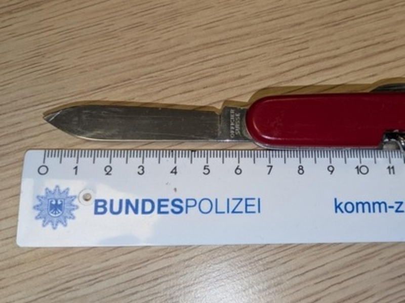 BPOL-FL: PI - Gemeinsame Kontrolle im Bahnhof- Haftbefehle vollstreckt; Messer sichergestellt - Foto: presseportal.de
