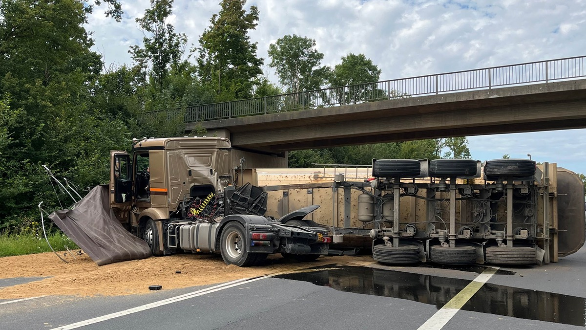 POL-EU: Lkw mit Sandladung kippt um - Foto: presseportal.de