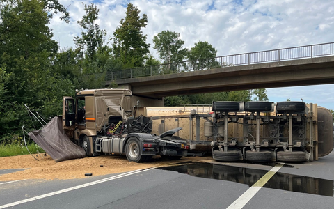 POL-EU: Lkw mit Sandladung kippt um - Foto: presseportal.de