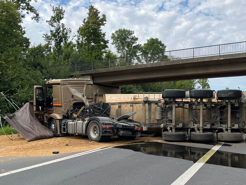 POL-EU: Lkw mit Sandladung kippt um - Foto: presseportal.de