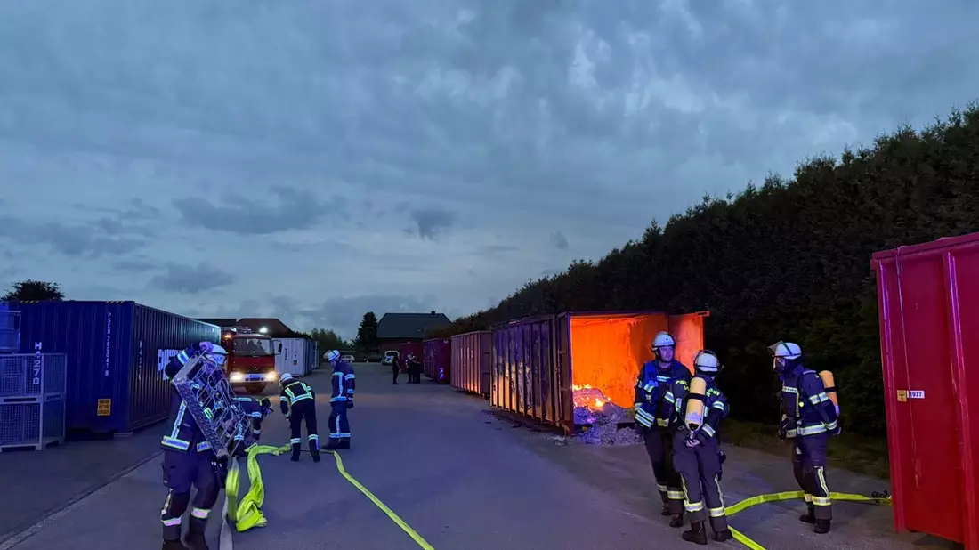FW-WRN: Brennender Seefrachtcontainer im Gewerbegebiet Baaken - Bild: presseportal.de