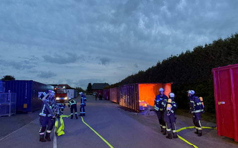FW-WRN: Brennender Seefrachtcontainer im Gewerbegebiet Baaken - Foto: presseportal.de