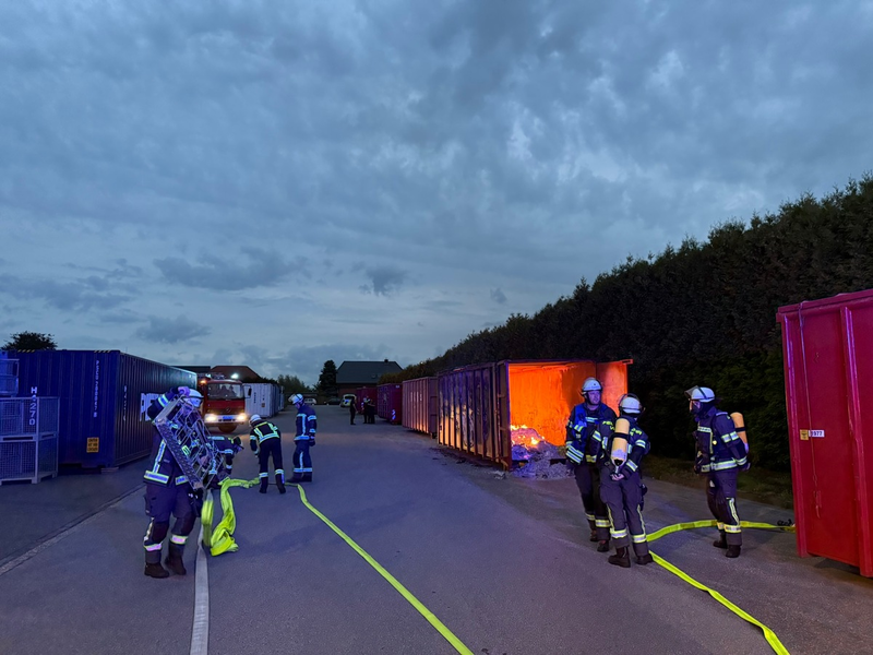 FW-WRN: Brennender Seefrachtcontainer im Gewerbegebiet Baaken - Foto: presseportal.de