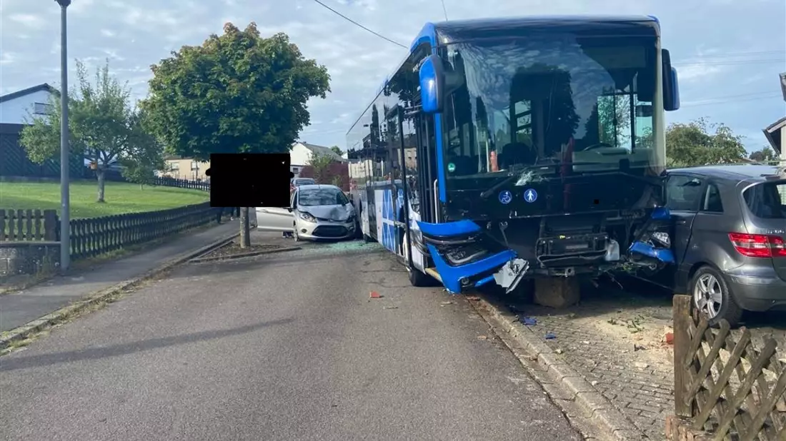 POL-PDWIL: Wegrollender Bus - mehrere Pkw und Grundstücksmauern beschädigt - Bild: presseportal.de