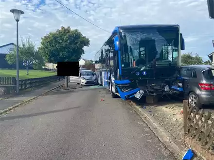 POL-PDWIL: Wegrollender Bus - mehrere Pkw und Grundstücksmauern beschädigt - Foto: presseportal.de
