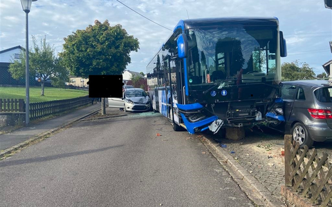 POL-PDWIL: Wegrollender Bus - mehrere Pkw und Grundstücksmauern beschädigt - Foto: presseportal.de