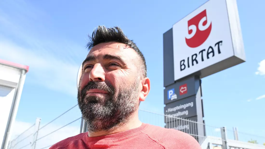 Muzayfe Doganer, Vorsitzender des Betriebsrats beim Dönerspieß-Hersteller Birtat freut sich über den Tarifabschluss. (Foto aktuell) - Bild: Bernd Weißbrod/dpa