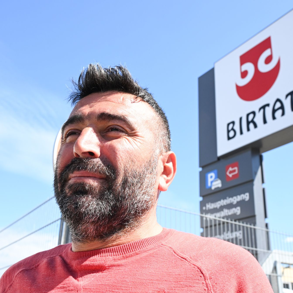 Muzayfe Doganer, Vorsitzender des Betriebsrats beim Dönerspieß-Hersteller Birtat freut sich über den Tarifabschluss. (Foto aktuell) - Foto: Bernd Weißbrod/dpa