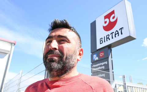 Muzayfe Doganer, Vorsitzender des Betriebsrats beim Dönerspieß-Hersteller Birtat freut sich über den Tarifabschluss. (Foto aktuell) - Foto: Bernd Weißbrod/dpa Muzayfe Doganer, Vorsitzender des Betriebsrats beim Dönerspieß-Hersteller Birtat freut sich über den Tarifabschluss. (Foto aktuell) - Foto: Bernd Weißbrod/dpa