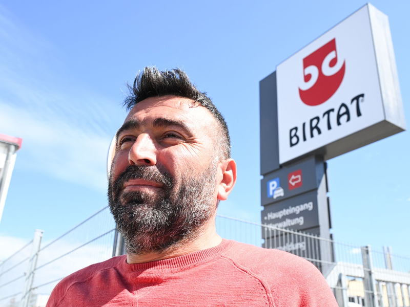 Muzayfe Doganer, Vorsitzender des Betriebsrats beim Dönerspieß-Hersteller Birtat freut sich über den Tarifabschluss. (Foto aktuell) - Foto: Bernd Weißbrod/dpa