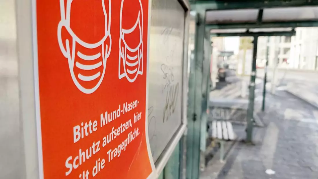 Hinweis auf Mund-Nasen-Schutz an einer Straßenbahnhaltestelle (Archiv) - Bild: über dts Nachrichtenagentur