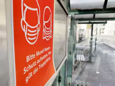 Hinweis auf Mund-Nasen-Schutz an einer Straßenbahnhaltestelle (Archiv) - Foto: über dts Nachrichtenagentur