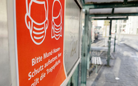 Hinweis auf Mund-Nasen-Schutz an einer Straßenbahnhaltestelle (Archiv) - Foto: über dts Nachrichtenagentur Hinweis auf Mund-Nasen-Schutz an einer Straßenbahnhaltestelle (Archiv) - Foto: über dts Nachrichtenagentur