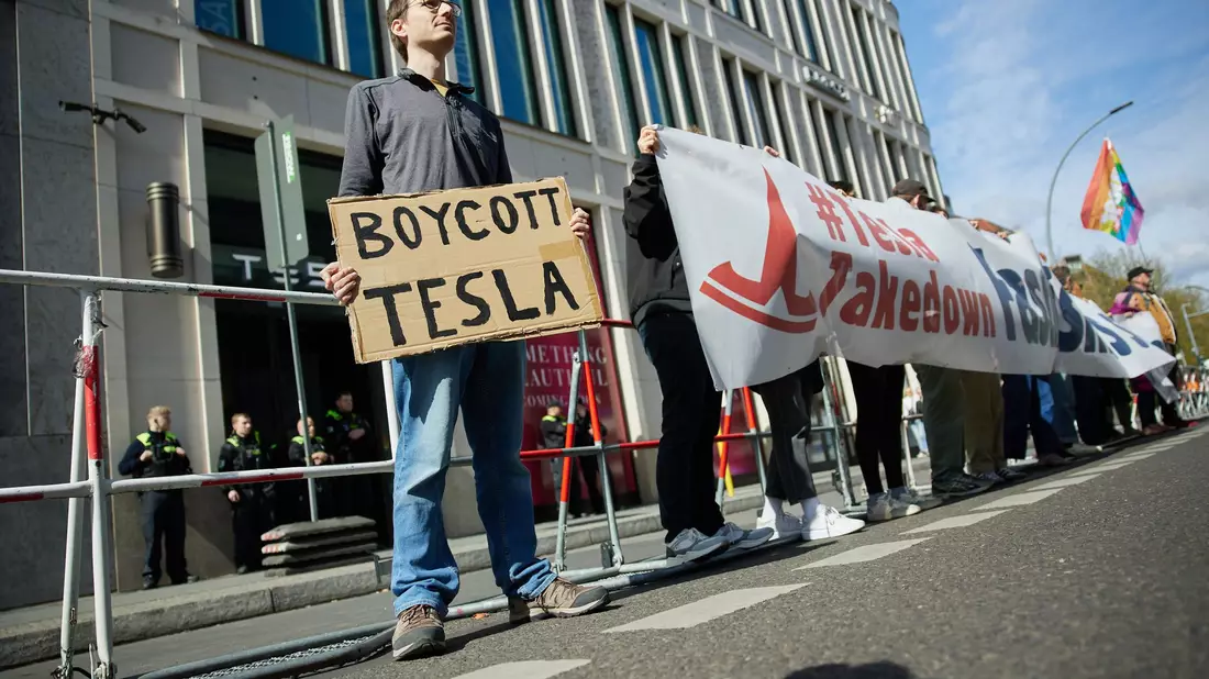 Im laufenden Jahr hat es immer wieder Proteste gegen Tesla wegen der politischen Aktivitäten seines Chefs Elon Musk gegeben. (Archivbild)  - Bild: Joerg Carstensen/dpa