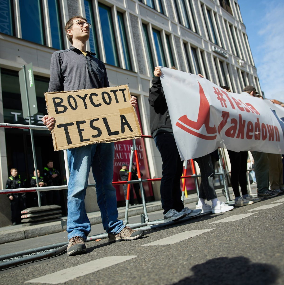 Im laufenden Jahr hat es immer wieder Proteste gegen Tesla wegen der politischen Aktivitäten seines Chefs Elon Musk gegeben. (Archivbild)  - Foto: Joerg Carstensen/dpa