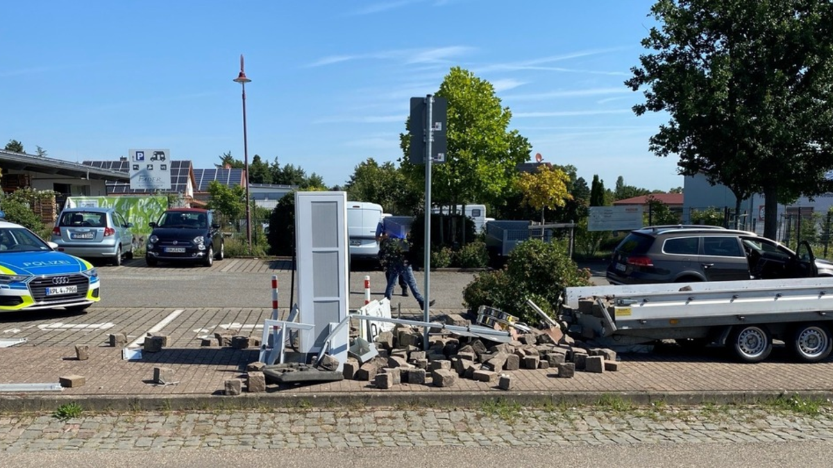POL-PDLD: Anhänger gegen Verteilerkasten - Foto: presseportal.de