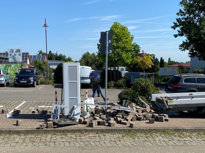 POL-PDLD: Anhänger gegen Verteilerkasten - Foto: presseportal.de