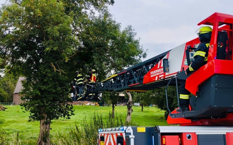 FW Neukirchen-Vluyn: Gleitschirmflieger in Baum - Feuerwehr rettet Person aus sieben Metern Höhe - Foto: presseportal.de