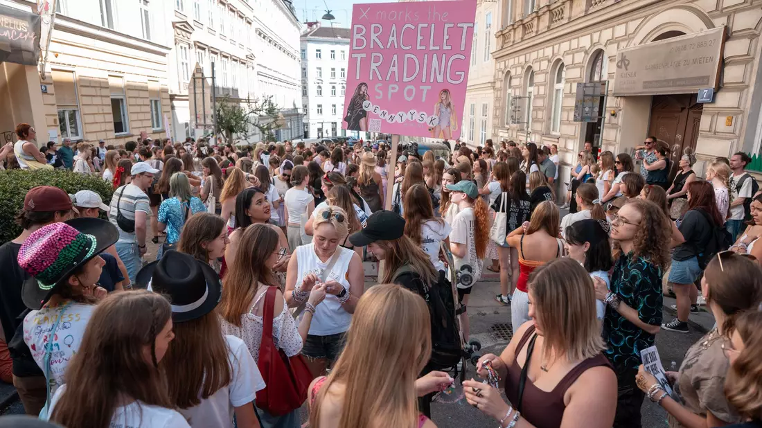 Taylor-Swift-Fans enthüllen eine Gedenktafel. - Bild: Georg Hochmuth/APA/dpa