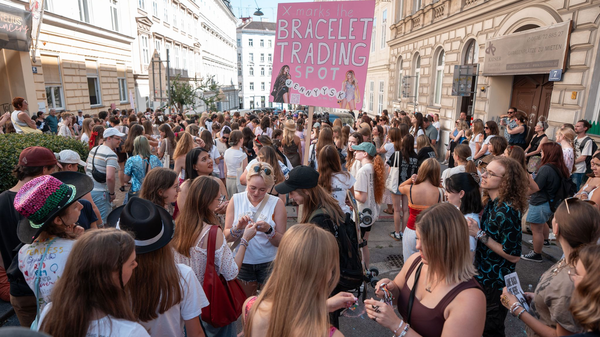 Taylor-Swift-Fans enthüllen eine Gedenktafel. - Foto: Georg Hochmuth/APA/dpa