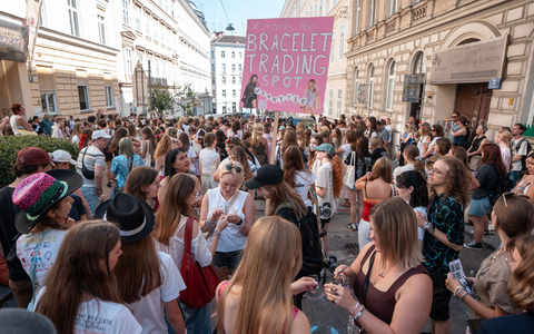 Taylor-Swift-Fans enthüllen eine Gedenktafel. - Foto: Georg Hochmuth/APA/dpa Taylor-Swift-Fans enthüllen eine Gedenktafel. - Foto: Georg Hochmuth/APA/dpa