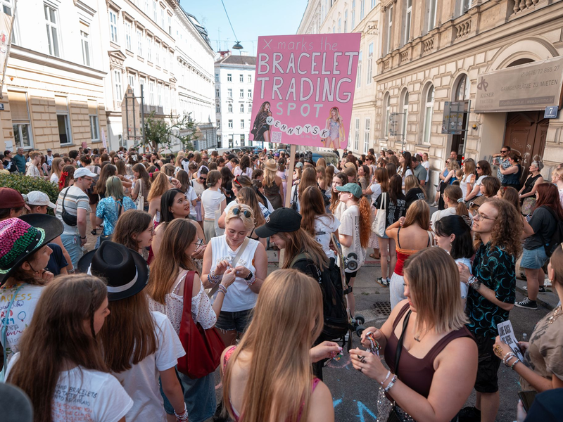 Taylor-Swift-Fans enthüllen eine Gedenktafel. - Foto: Georg Hochmuth/APA/dpa