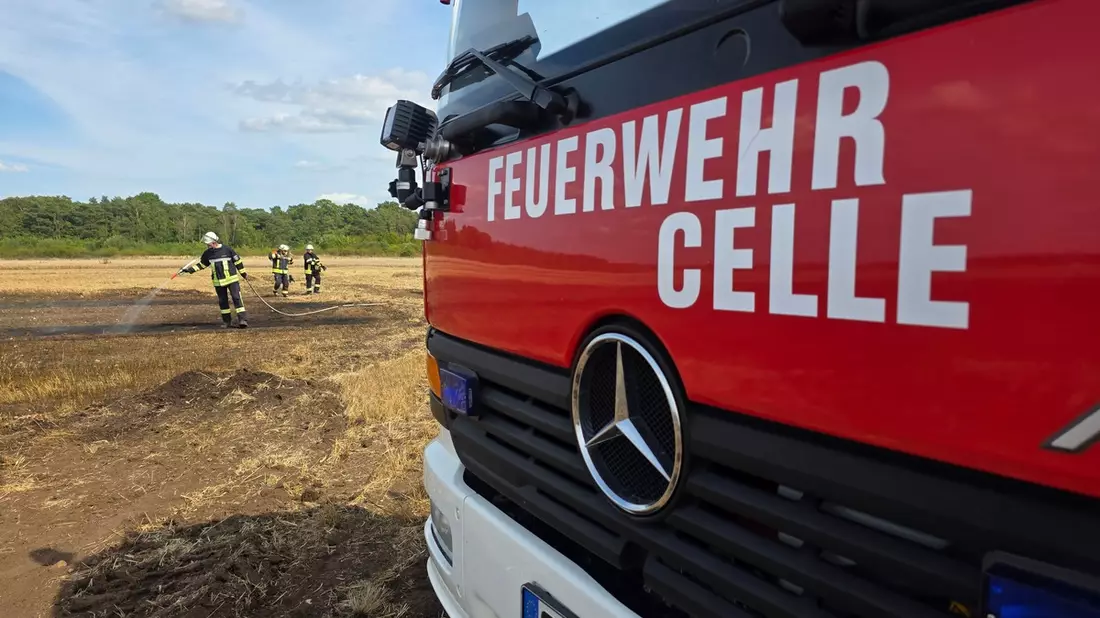 FW Celle: 500m²Stoppelfeld brennen in Hustedt - Bild: presseportal.de