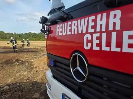 FW Celle: 500m²Stoppelfeld brennen in Hustedt - Foto: presseportal.de