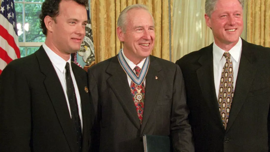 Schauspieler Tom Hanks (l), Jim Lovell (M) und der damalige US-Präsident Bill Clinton im Oval Office des Weißen Hauses im Juli 1995. (Archivbild) - Bild: Wilfredo Lee/AP/dpa