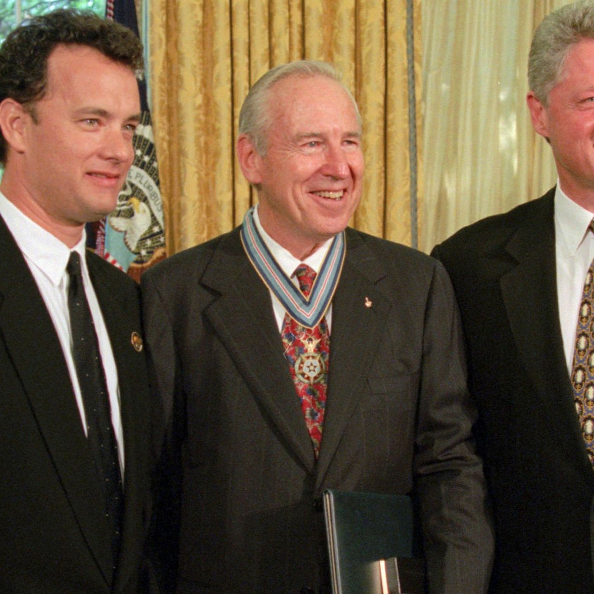 Schauspieler Tom Hanks (l), Jim Lovell (M) und der damalige US-Präsident Bill Clinton im Oval Office des Weißen Hauses im Juli 1995. (Archivbild) - Foto: Wilfredo Lee/AP/dpa