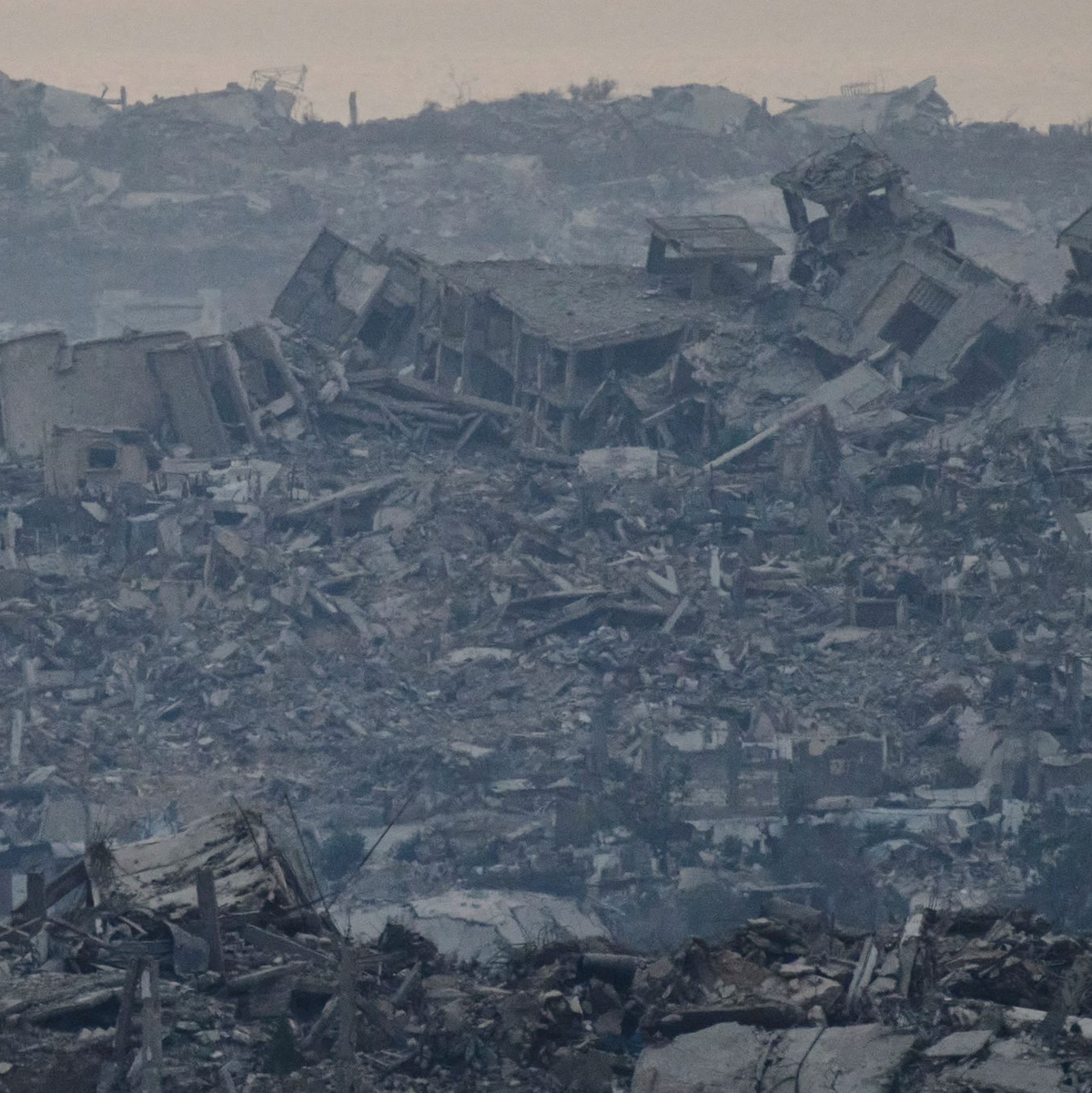 Israelische Panzer an der Grenze zum Gazastreifen.  - Foto: Leo Correa/AP/dpa