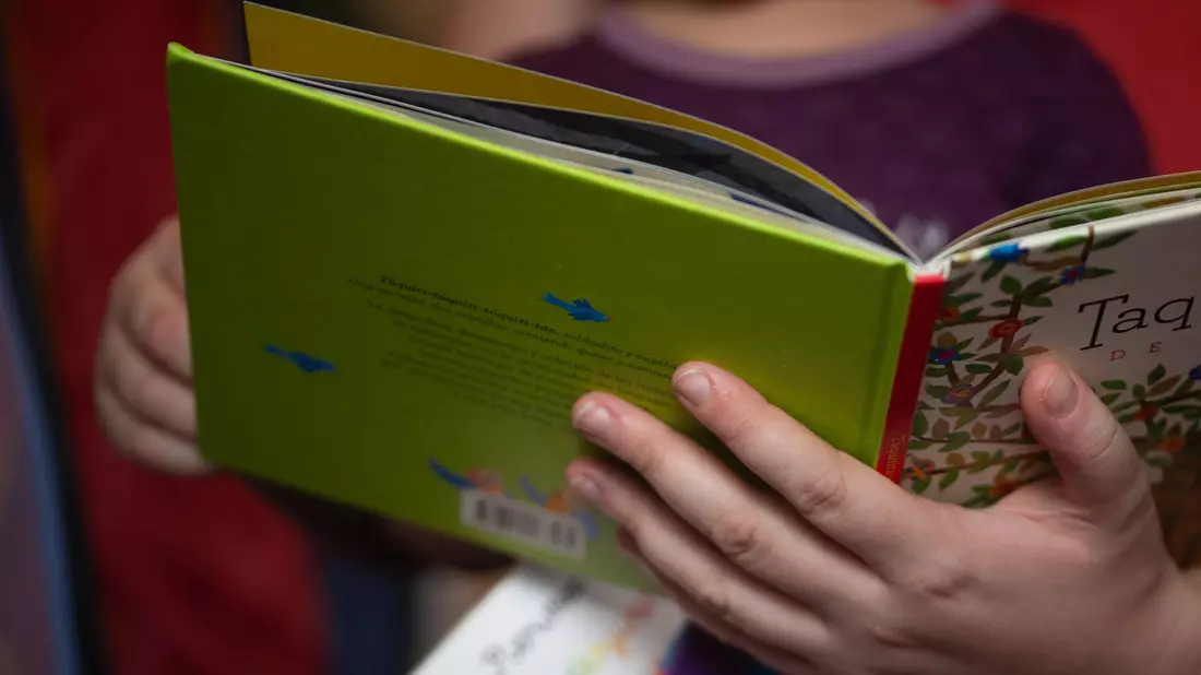 ILLUSTRATION. Eine Mutter liest ihrer kleinen Tochter im Kinderzimmer aus einem Buch vor.  - Bild: Fernando Gutierrez-Juarez/dpa