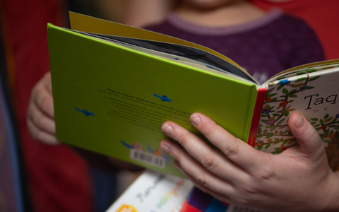 ILLUSTRATION. Eine Mutter liest ihrer kleinen Tochter im Kinderzimmer aus einem Buch vor.  - Foto: Fernando Gutierrez-Juarez/dpa