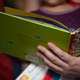 ILLUSTRATION. Eine Mutter liest ihrer kleinen Tochter im Kinderzimmer aus einem Buch vor.  - Foto: Fernando Gutierrez-Juarez/dpa