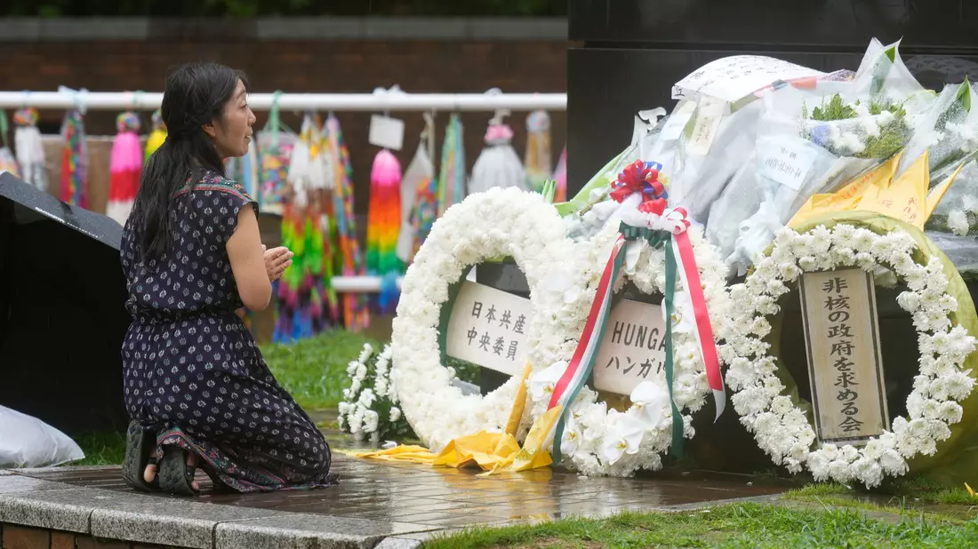 Mit einem Appell zur Abschaffung aller Atomwaffen hat die japanische Stadt Nagasaki der Opfer des Atombombenabwurfs vor 80 Jahren gedacht.  - Bild: Eugene Hoshiko/AP/dpa