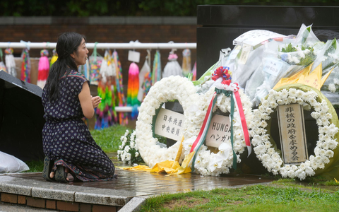 Mit einem Appell zur Abschaffung aller Atomwaffen hat die japanische Stadt Nagasaki der Opfer des Atombombenabwurfs vor 80 Jahren gedacht.  - Foto: Eugene Hoshiko/AP/dpa
