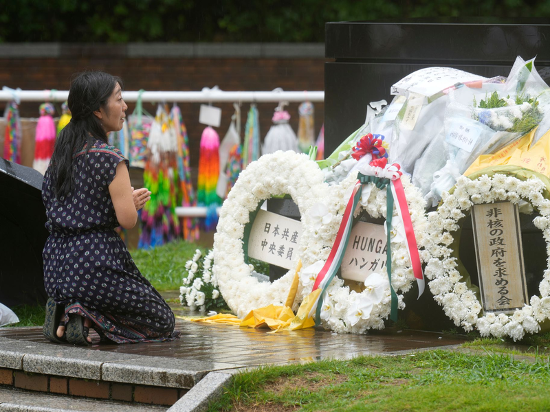 Mit einem Appell zur Abschaffung aller Atomwaffen hat die japanische Stadt Nagasaki der Opfer des Atombombenabwurfs vor 80 Jahren gedacht.  - Foto: Eugene Hoshiko/AP/dpa