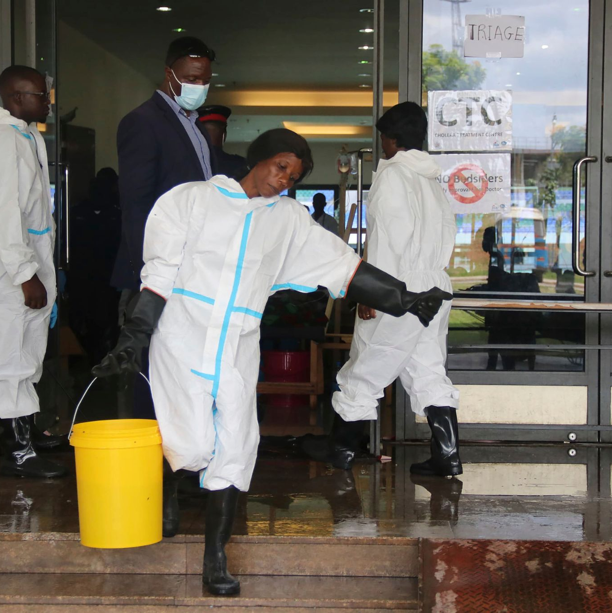 Eine Mitarbeiterin trägt Desinfektionsmittel aus einem Cholera-Behandlungszentrum (Archivbild) - Foto: --/AP/dpa