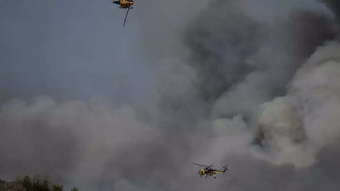 Seit den Morgenstunden ist wieder ein Großaufgebot an Löschhubschraubern und -flugzeugen im Einsatz. - Bild: Thanasis Stavrakis/AP/dpa