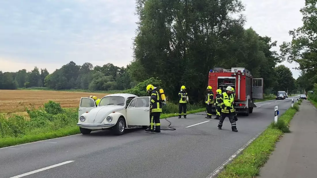 FW Flotwedel: PKW-Brand erfordert Einsatz der Ortsfeuerwehr Offensen - Bild: presseportal.de