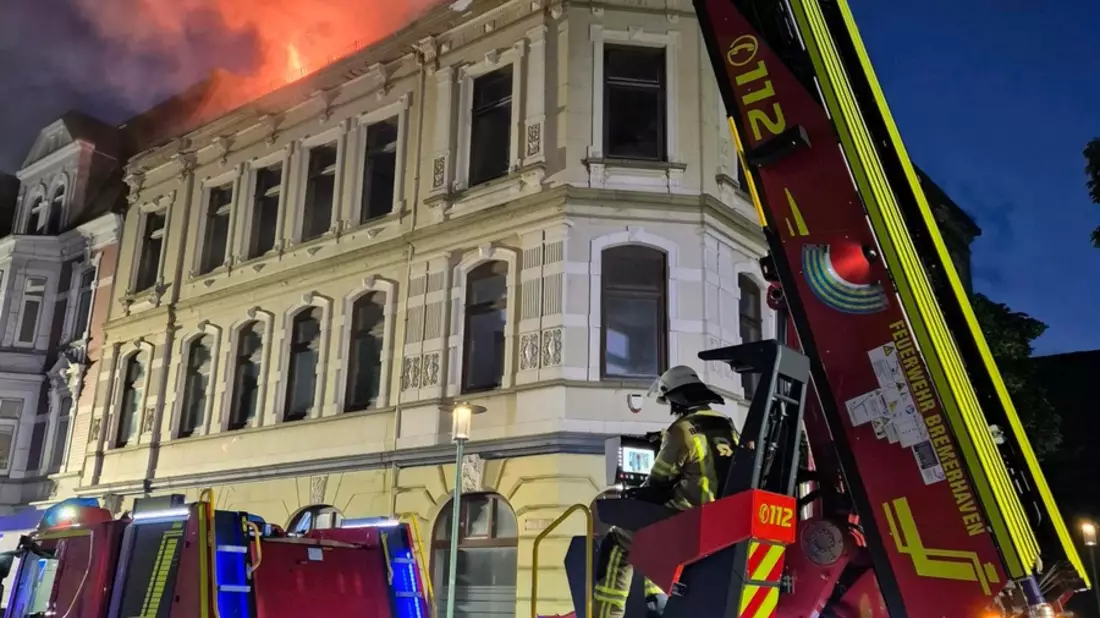 FW Bremerhaven: Dachstuhlbrand im Ortsteil Klushof - Bild: presseportal.de