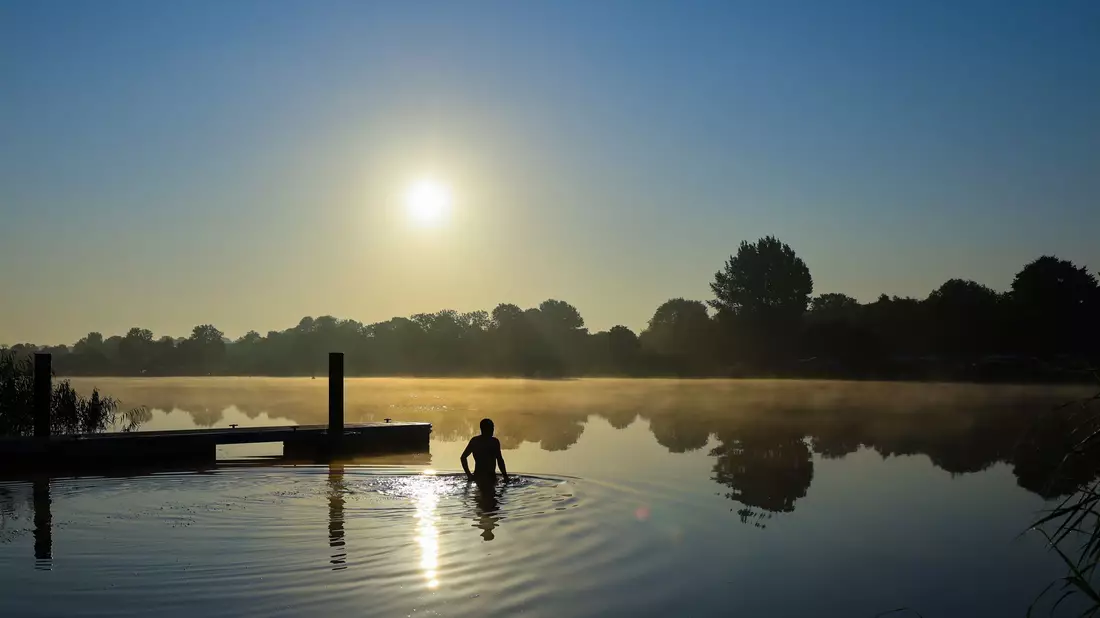 Bei weit über 30 Grad ist Abkühlung willkommen. - Bild: Christian Charisius/dpa