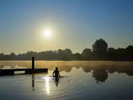 Bei weit über 30 Grad ist Abkühlung willkommen. - Foto: Christian Charisius/dpa